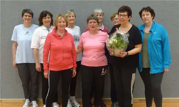 Die Gymnastikgruppe gratulierte ihrer Übungsleiterin.C. Krämer