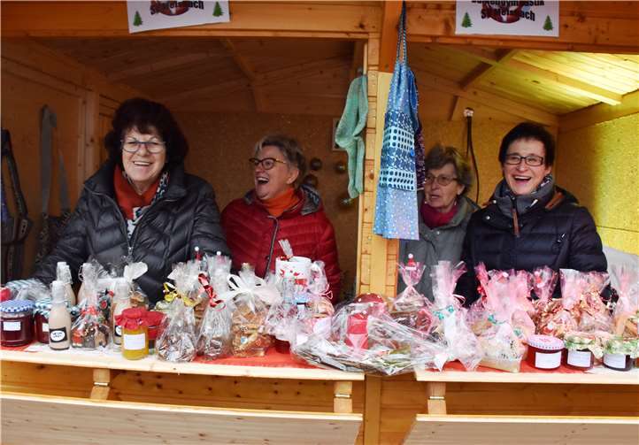 Die Gymnastikgruppe hatte Spass in der Holzthütte hinter selbst gemachten Weihnachtsleckereien.