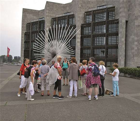 Die Gymnastikgruppe vor dem Mainzer Rathaus. Roswitha Siebert