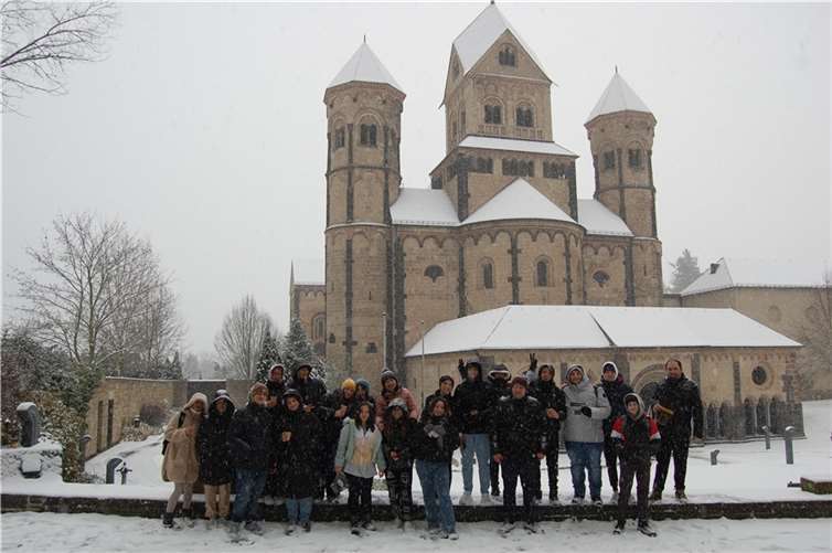 Die HBF-Klassen vor der Abteikirche in Maria Laach. Foto: privat