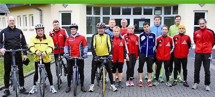 Die HSC-Gruppen vor ihrem gemeinsamem Saisonstart in die Sportsaison Freiluft 2013.privat