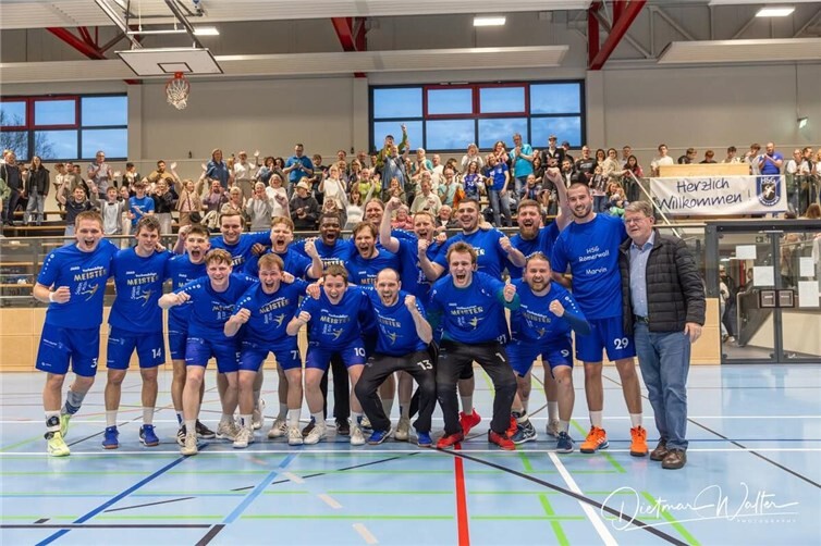 Die HSG-Herren feiern den Aufstieg in die Oberliga.