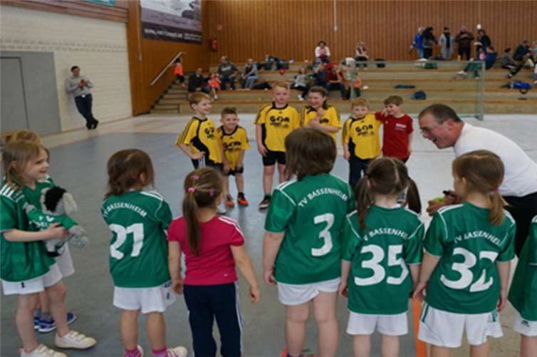 Die HSG Sinzig/Remagen/Ahrweiler spielte in Urmitz in den gelben Trikots mit (hinten von links) Lennard Shepherd, Oliver Szopny, Fabian Blaszkow, Jessica Klass, Jonas Junker und Christian Klass.privat
