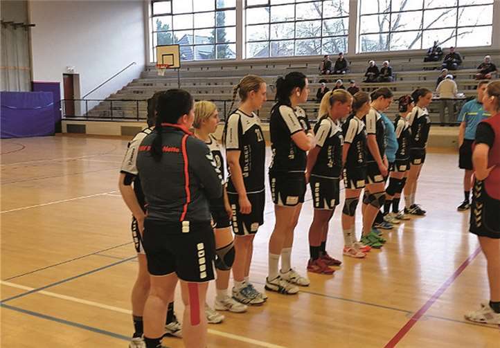 Die HSV-Damen begrüßten die Schiedsrichter, den TV Arzheim und ihre Fans mit einem „Chaka Laka - Peng, Peng“. privat
