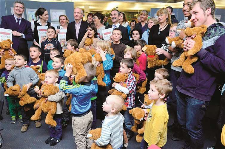 Die HTZ Kinder freuten sich über den Teddy den die Sparkasse ihnen geschenkt hatte Auch die Erwachsenen hatten Spaß.