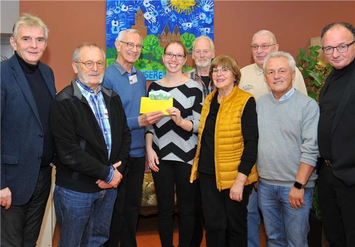 Die „Häcker 60Plus“ haben 500 Euro an das Haus der Familie (HdF) für soziale Zwecke übergeben. Darüber freuen sich Oberbürgermeister Achim Hütten (rechts), Bürgermeister Claus Peitz (links) und die pädagogische Leiterin des HdF, Lisa Scharrenbach (Mitte).Foto: Stadt Andernach/Maurer