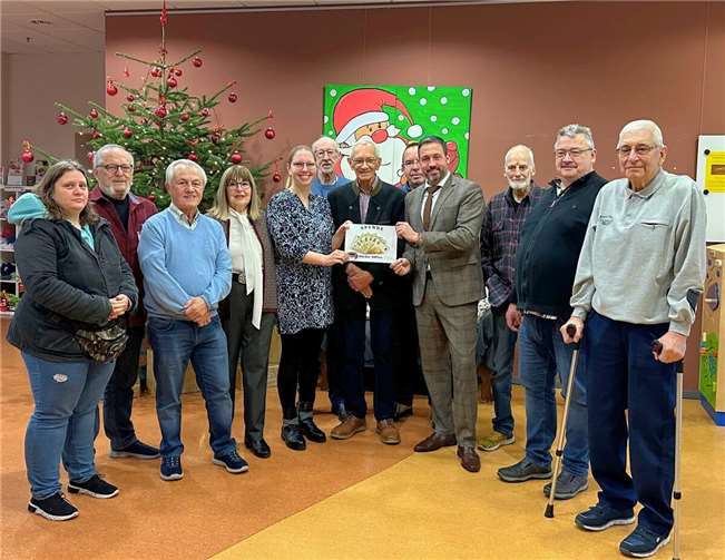 Die „Häcker 60Plus“ haben 500 Euro an das Haus der Familie gespendet. Foto: Stadt Andernach/ Regina Unruh