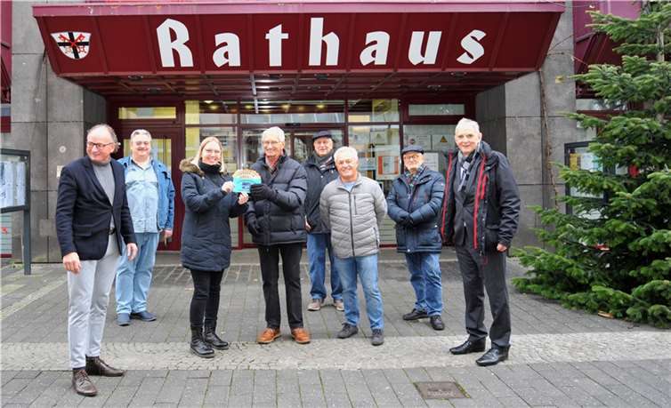 Die „Häcker 60Plus“ um Kümmerer Klaus König (4. von links) haben 500 Euro an das Haus der Familie (HdF) für soziale Kinder-Projekte übergeben. Darüber freuen sich die pädagogische Leiterin des HdF, Lisa Scharrenbach (3. von links) Oberbürgermeister Achim Hütten (links) und Bürgermeister Claus Peitz (rechts). Foto: Stadt Andernach/Maurer