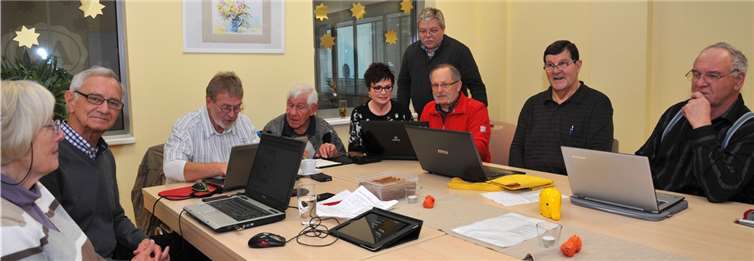 Die „Häcker 60plus“ bieten Hilfen im Umgang mit dem Computer.  Stadt Andernach/Maurer