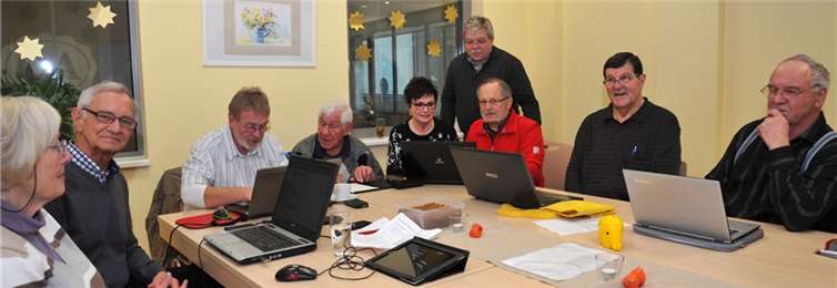 Die „Häcker 60plus“ bieten Hilfen rund um den Computer. privat