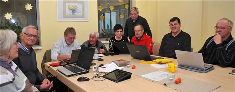 Die „Häcker 60plus“ bieten Hilfen rund um den Computer.Stadt Andernach/Maurer