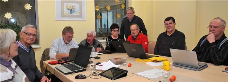 Die „Häcker 60plus“ sind fit im Umgang mit PC, iPad, Handy und Co. Stadt Andernach/Maurer