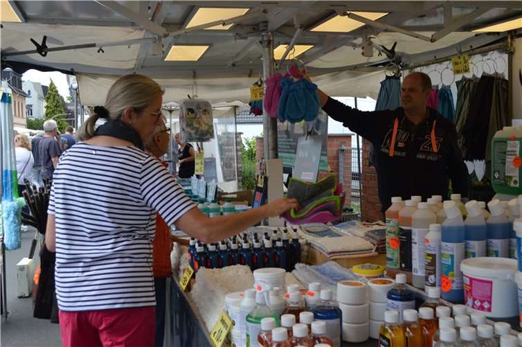 Die Händler boten viele Waren an. 