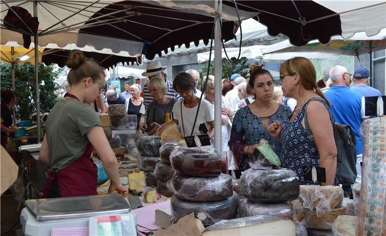 Die Händler des provenzalischen Marktes brachten nicht nur Geschmack und Düfte, sondern auch die Lebensfreude des Südens an den Rhein. Fotos: AB