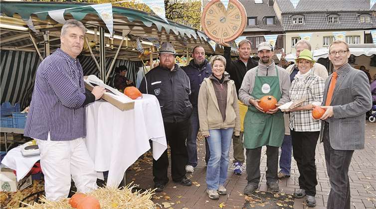 Die Händler mit Wirtschaftsförderer Dirk Schwindenhammer (9. v.l.) und Marktmeister Jörg Begerow (2. v.l.) auf dem Oktoberfest. Stadt Meckenheim