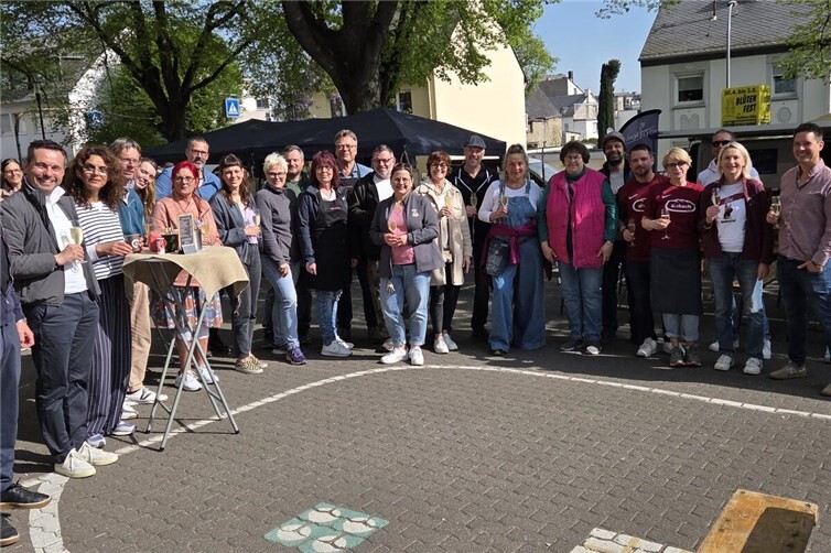 Die Händlerinnen und Händler stoßen auf die Eröffnung an.