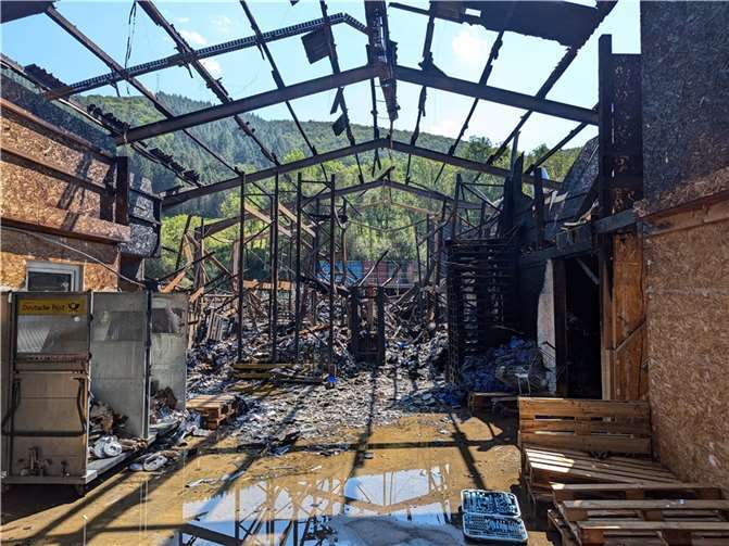 Die Halle am Mittag nach dem Großbrand  Foto: Thorsten Trütgen