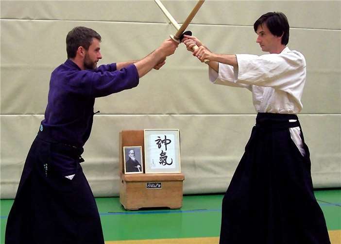 Die Haltung, den Angreifer zu kontrollieren, ohne ihn zu verletzen, ist in Aikido grundlegend. Privat