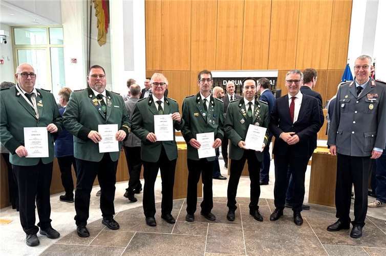 Die Hambucher Schützenvertretung mit Landtagspräsident Hendrik Hering und Oberst Stefan Weber, Kommandeur des Landeskommandos Rheinland-Pfalz.  Foto: TE
