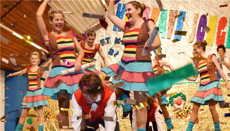 Die Hampelmännchen schossen zumEnde ihres Tanzes farbiges Silberpapier in die Luft.