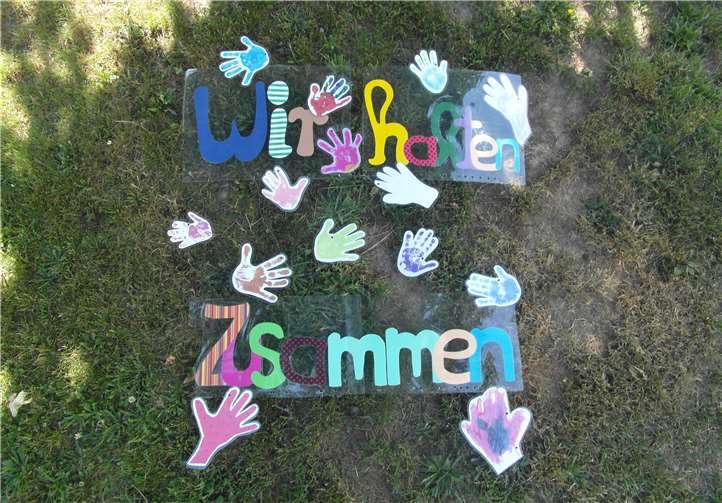 Die Handabdrücke der Kinder schmücken das Außenfenster der Kindertagesstätte in Niederbreitbach. Foto: privat