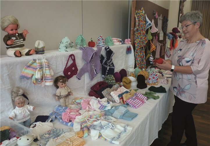 Die Handarbeiten der kfd-Frauen waren wieder einmal sehr gefragt. Foto: FRE