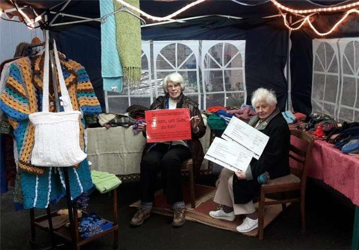 Die Handarbeitsdamen stricken für den guten Zweck. Privat