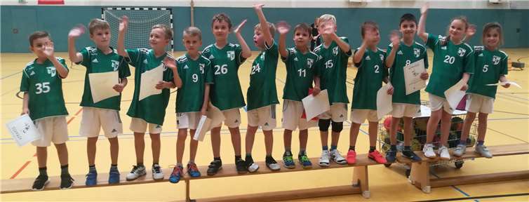 Die Handball Minis erfreut nach dem Spiel.