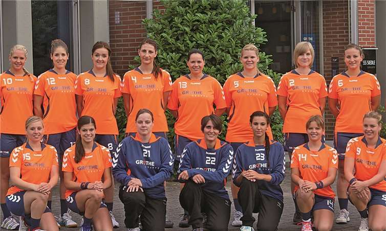 Die Handballdamen des TV Engers: Lena Brink, Alexandra Schmitz, Jacqueline Hessemer, Kim Sendker, Regina Juchem, Kerstin Neckel, Birgit Peusens, Daniela Jaschob (stehend, v. l.), Kathi Marx, Carolin Wambach, Kerstin Marci, Anne Assenmacher, Lena Eich, Patricia Bäck und Anne Kinzer (knieend, v .l.). Es fehlt Anna-Lena Pawisa. privat