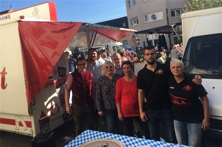 Die „Handballer Buam“ waren auch in diesem Jahr mit einem eigenen Stand beim Oktoberfest vertreten. Foto: privat