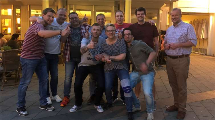 Die Handballer der III. Mannschaft feierten mit Sponsorin Kerstin das erfolgreiche Ende der Saison 2017/2018.privat