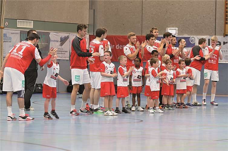 Die Handballer des TSB I bei der Begrüßung.Roger Dreidoppel