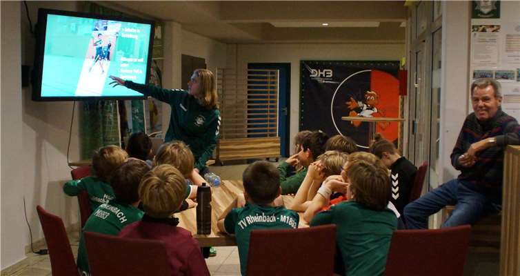 Die Handballer freuen sich über die Spende. Foto: privat