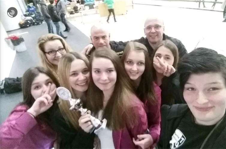 Die Handballerinnen freuten sich über das Erreichen des Treppchens mit dem dritten Platz.privat