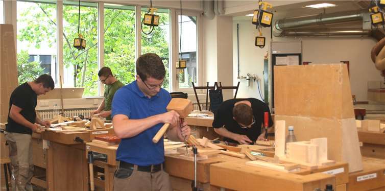 Die Handwerker im Kompetenzzentrum ließen sich bei ihren Arbeiten nicht stören.