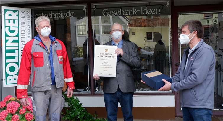 Die Handwerker- und Gewerbegemeinschaft Waldesch gratuliert Franz Bollinger zum Goldenen Meisterbrief. Dieter Schneider, 2. Vorsitzender (links), Franz Bollinger (mitte), Udo Mathy, 1. Vorsitzender (rechts). Foto: Torsten Wessel.