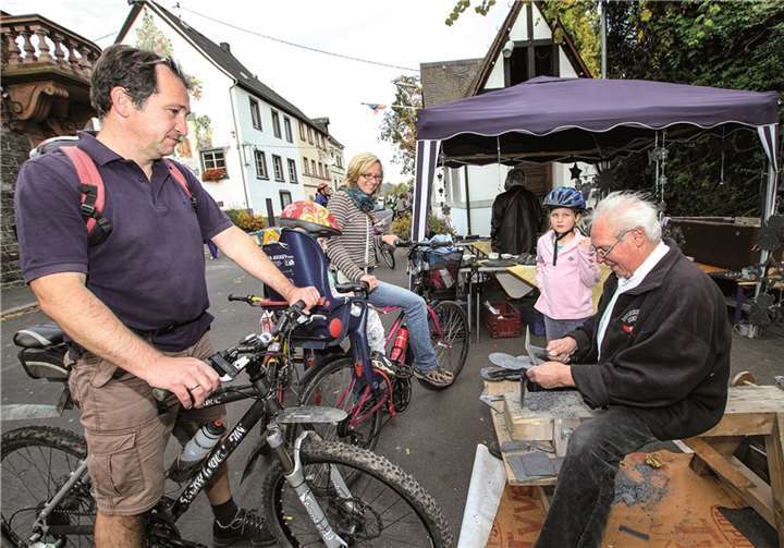 Die Handwerkskunst des Dachdeckermeisters war interessant für Groß und Klein.