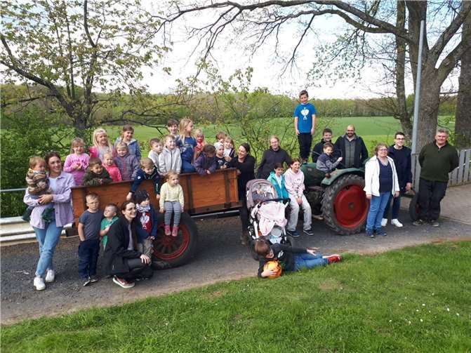 Die Hanrother Kinder säten mit ihren Eltern und Großeltern diverse Wildblumen an den örtlichen Feldrändern.  Foto: privat