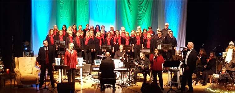 Die Harmonie stimmte zwischen den Solisten, Musikern und dem Chor „Neue Wege“.