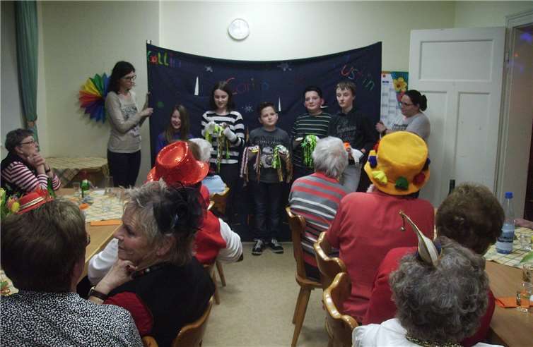 Die Hatzenporter Jugendlichen hatten zur Unterhaltung der Senioren die „Tanzenden Socken“ einstudiert.  privat