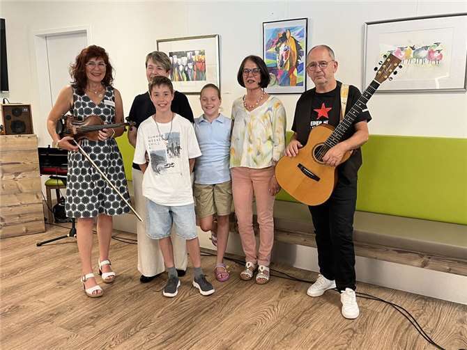 Die Hauptakteure der Vernissage „Flora & Fauna“: von links Angela Schmitz-Buchholz, Sandra Chmieleck, Clemens Chmieleck, Charlotte Chmieleck, Sigrid Wilbois und Franz Schmitz. Es fehlt Marietta Hering. Foto: Angela Nolden