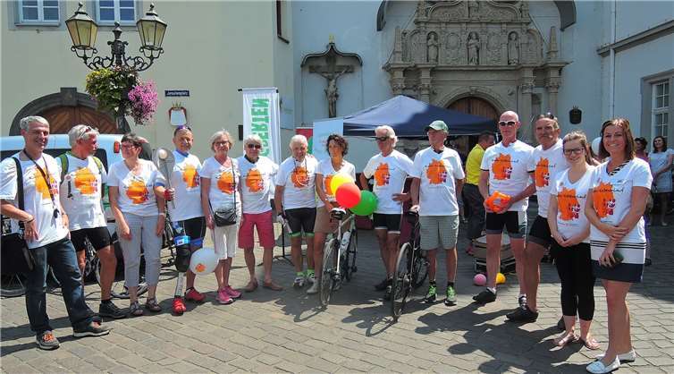 Die Hauptakteure des Kinder-Lebens-Laufesin Koblenz: Radfahrer und Hospizmitarbeiter. Fotos: BSB