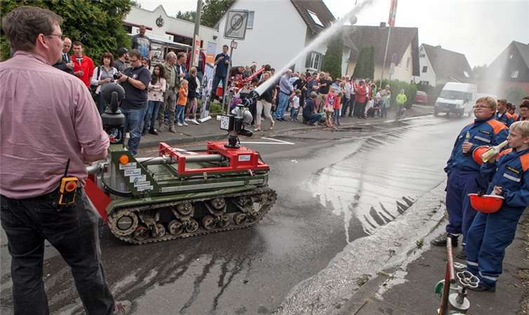 Die Hauptattraktion des Nachmittags bei der Jubiläumsfeier der Feuerwehr Villip war die Demonstration des Löschroboters „GARM“ des Fraunhofer-Instituts in Werthhoven. JOST