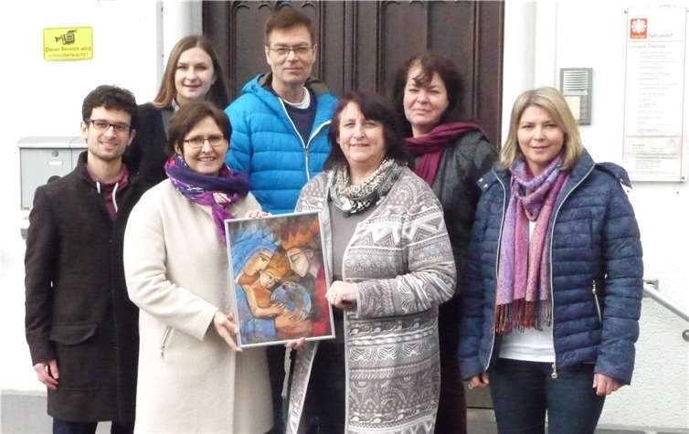 Die Hauptbeteiligten der Caritas und des Dekanates freuen sich über die hohe Spendensumme, Dekanatsreferentin Margit Ebbecke (links) und Geschäftsstellenleiterin der Caritas Neuwied Claudia Pauly mit dem Gemälde von Beate Heinen. privat