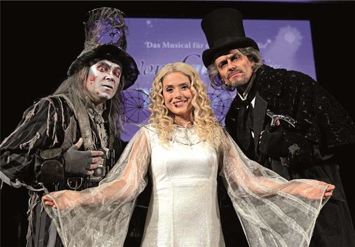 Die Hauptdarsteller des Mucials (v.li.n.re). Mathias Schlung als Marley, Felix Martin als Scrooge, Jeanette Biedermann als Engel der Weihnacht. Thomas Brill