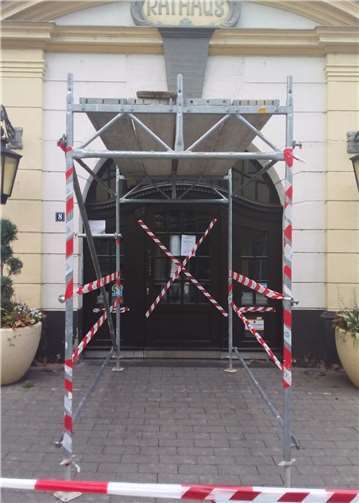 Die Haupteingänge der Verwaltungsgebäude in der Heddesdorfer Straße und in der Pfarrstraße wurden provisorisch überdacht, um einen sicheren Zugang zu ermöglichen.