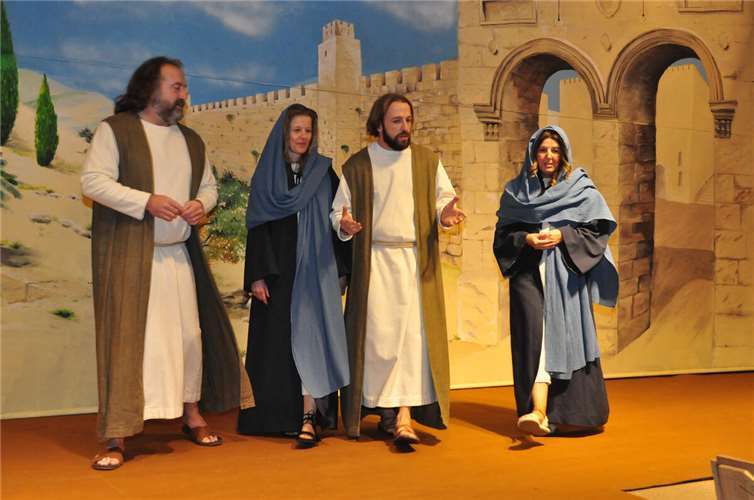 Die Hauptrollen sind doppelt besetzt. Als Jesus-Darsteller brillieren Claudio Chivello Hackenbruch und Jochen Marx. In der Rolle der Mutter Maria sind Alexandra Reuter und Judith Doll zu sehen.  Fotos: BS