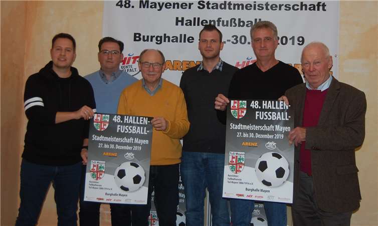 Die Hauptsponsoren mit den Vereinsvertreter (von links): Mario Schmitt (SV Kürrenberg), Andreas Lanser (SV Rheinland Mayen), Manfred Arenz, Florian Geisen (SV Alzheim), Werner Grosse (TuS Hausen) und Walter Heusel (TuS Mayen).Fotos: SK
