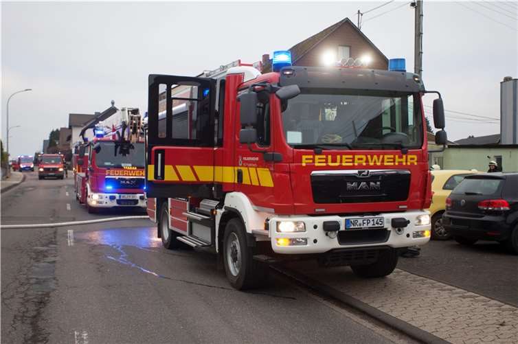 Die Hauptstraße in Daufenbach war für rund eine Stunde für die Löscharbeiten blockiert. Foto: Feuerwehr VG Puderbach