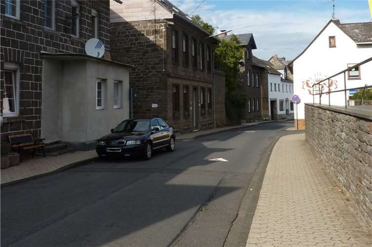 Die Hauptstraße in Niederlützingen muss streckenweise für den Durchgangsverkehr gesperrt werden.  Foto: HE